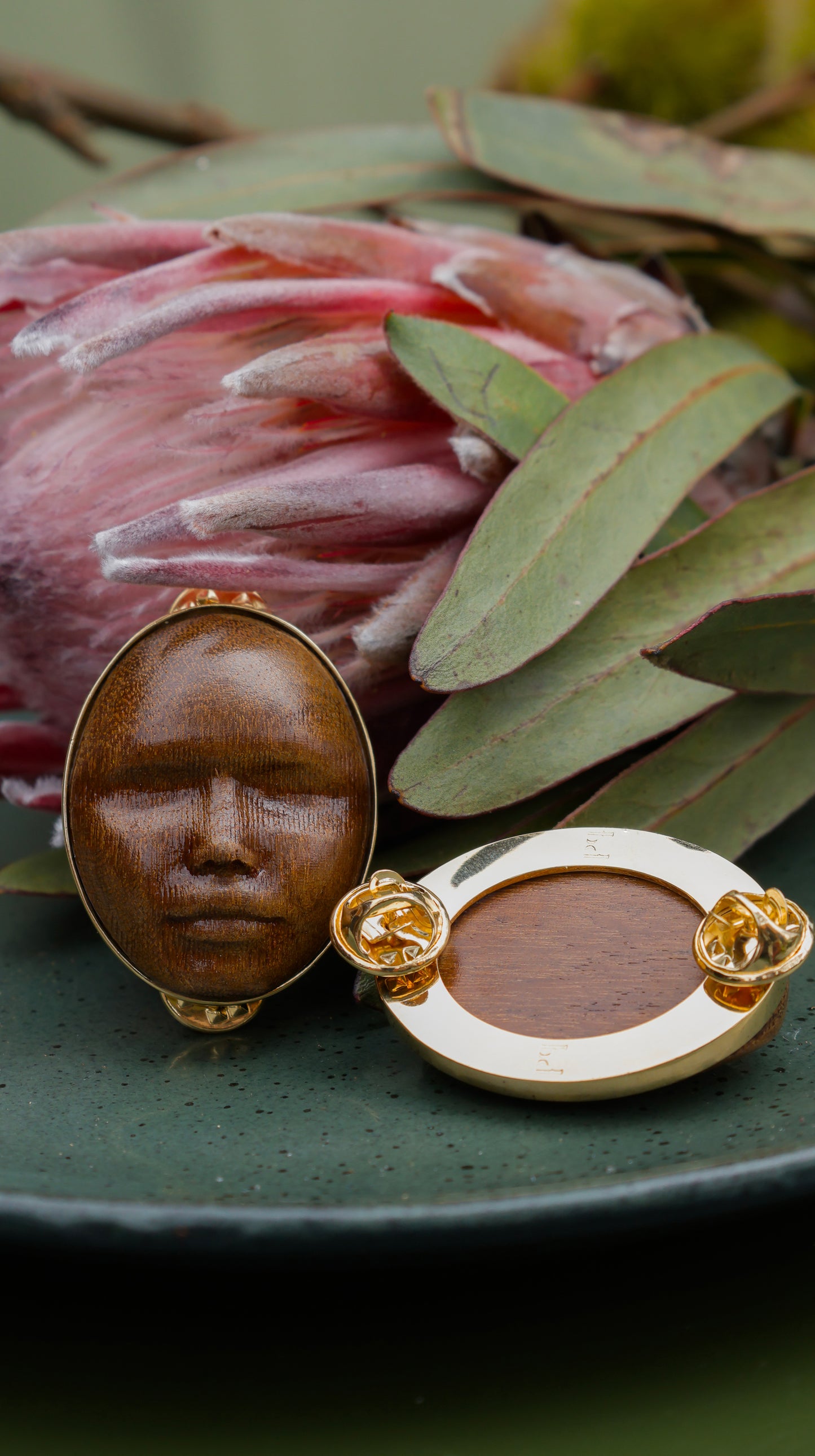 FACE BROOCH