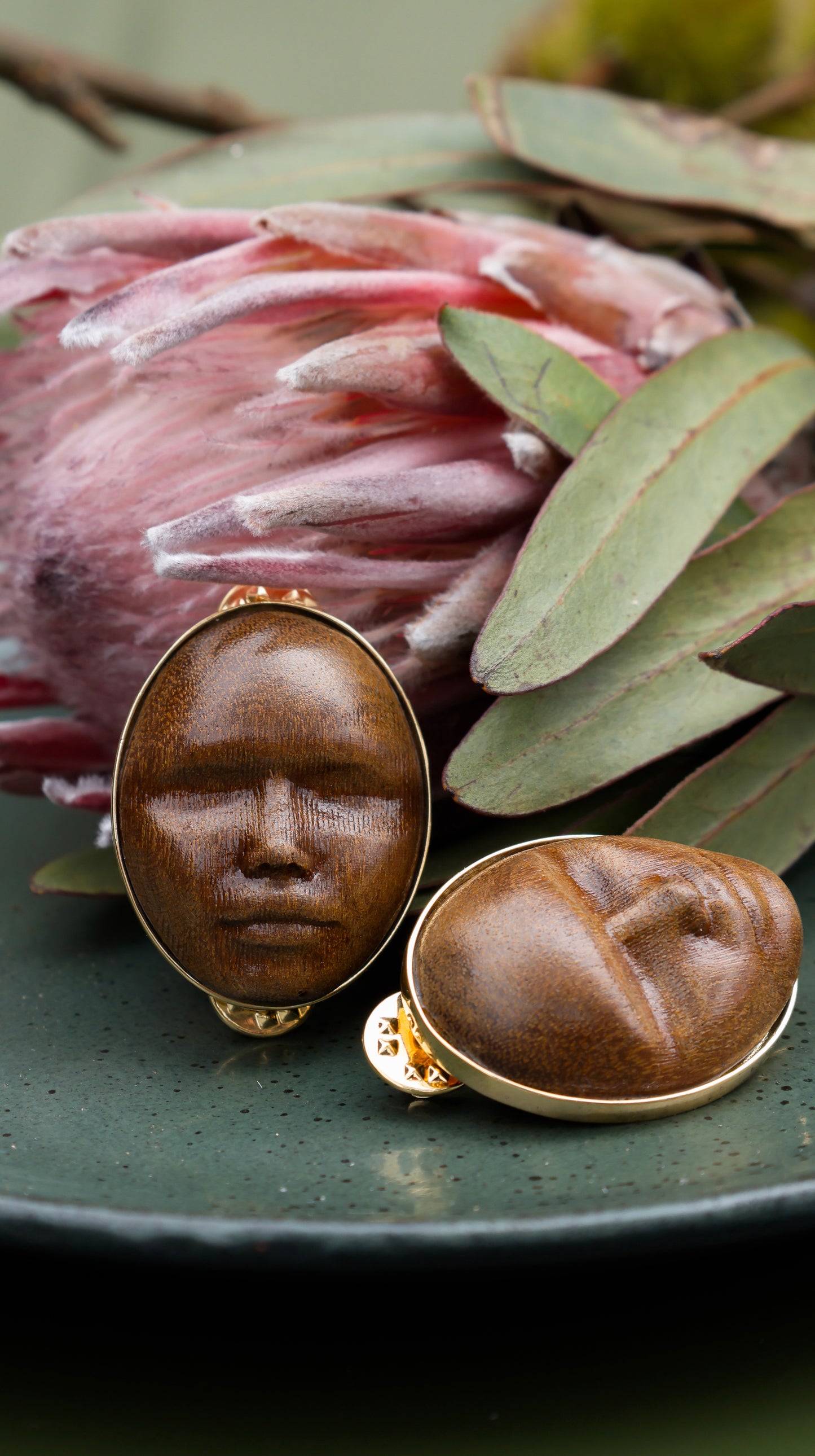 FACE BROOCH